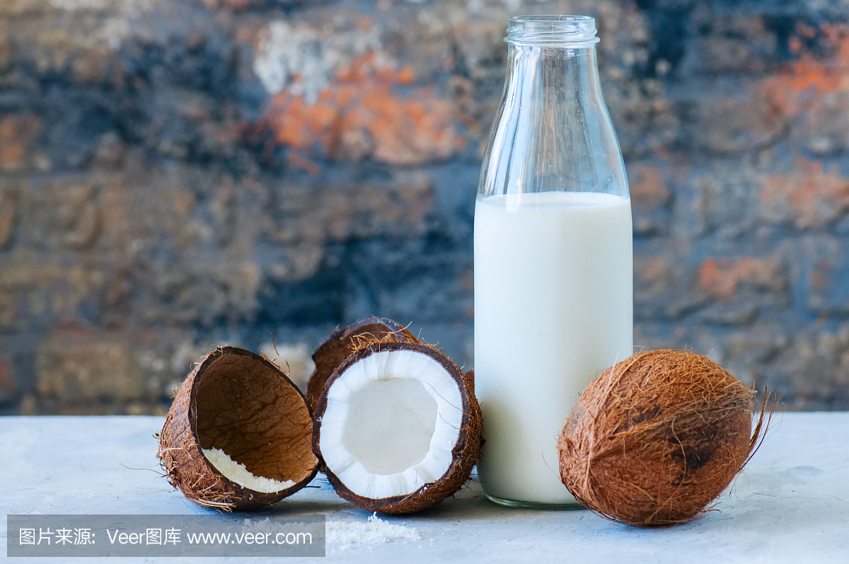 整個椰子和椰子產(chǎn)品的奶和粉。白色的圣