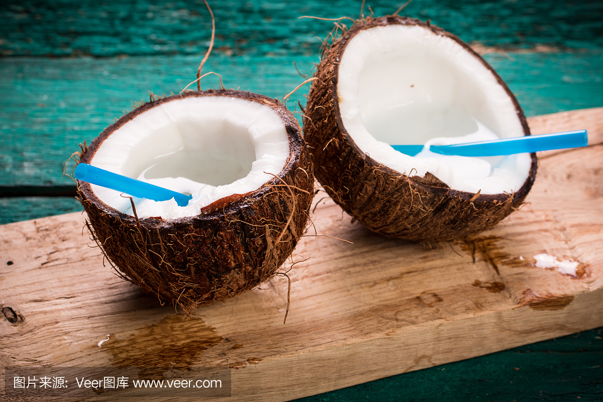 木桌上放著椰子。有機健康食品理念。美容和水療概念。
